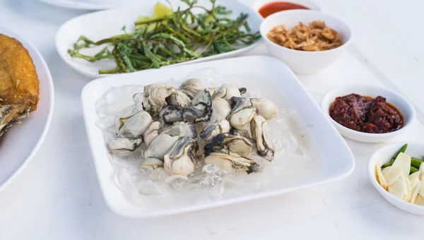 Ostra fresca em comida estilo tailandês — Fotografia de Stock