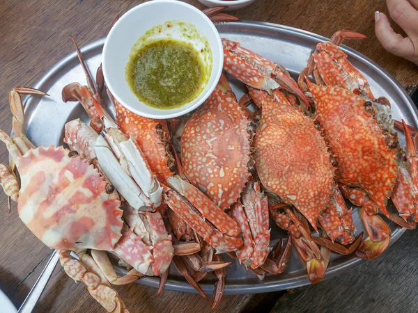 Gedünstete gekochte Krabben mit würziger Fischsoße im thailändischen Stil — Stockfoto