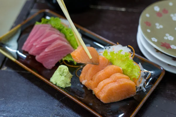 Färsk rå japansk mat sushi och sashimi - japansk mat — Stockfoto