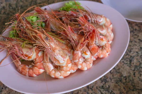 Fertig gegrillte Riesengarnelen - gebratene Garnelenschwänze — Stockfoto