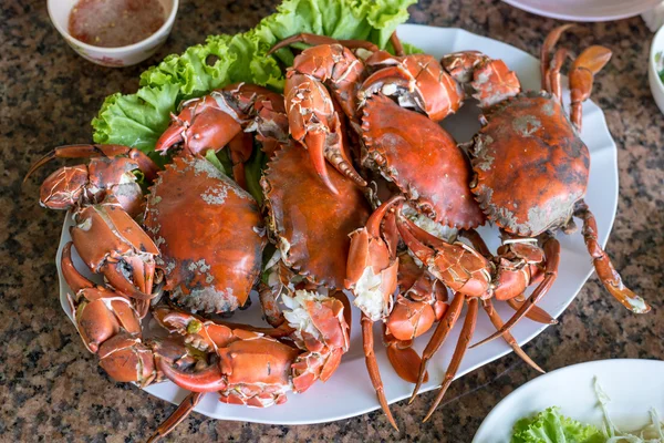 Il granchio rosso cotto a vapore caldo si prepara a mangiare su un piatto — Foto Stock