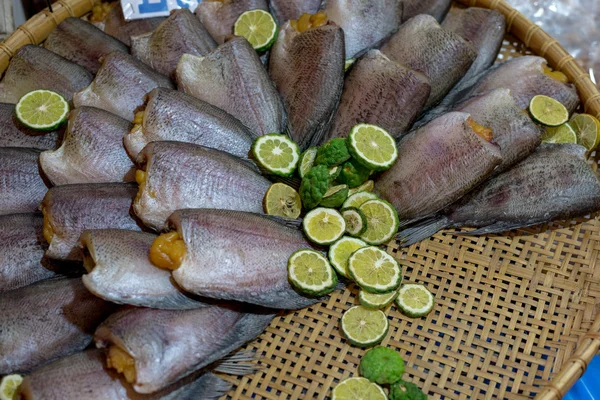 Getrockneter Sepat Siam oder Schlangenhaut-Gourami mit Kaffir-Limette zum Schutz vor Fischgeruch — Stockfoto