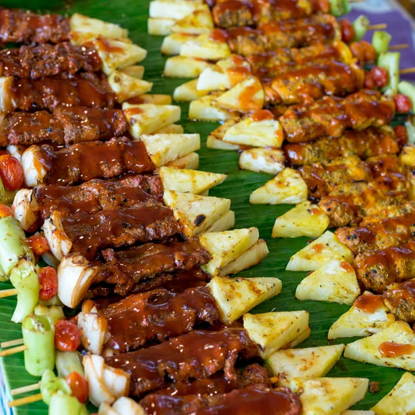 Rund- en varkensvlees barbecue voorbereiden om te eten — Stockfoto