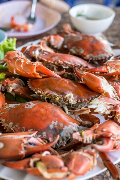 Heiße gedämpfte rote Krabben auf einem Teller zubereiten Stockfoto