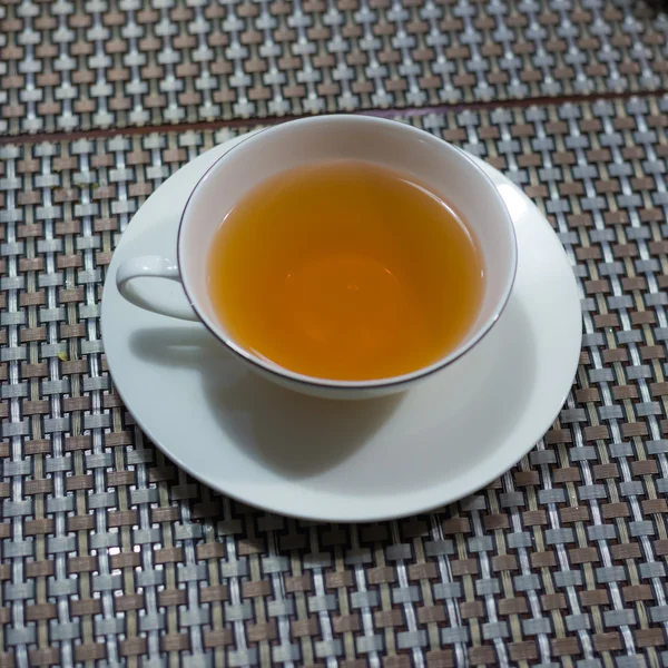 Чашка черного чая на столе, готового выпить . — стоковое фото