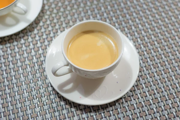 Taza de café en la mesa listo para beber — Foto de Stock