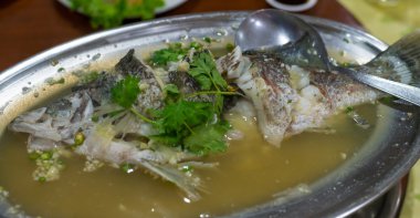 ekşi ve baharatlı levrek buğulama balık