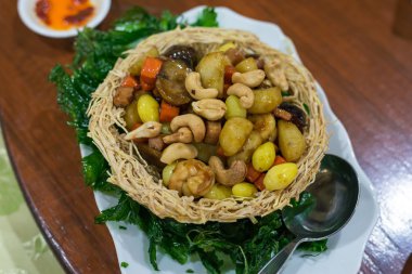 kaju fıstığı, beş meyve, sebze kızarmış taro kase koyun karıştırın