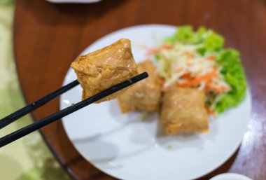 Kızarmış Çin meze Yengeç yemek çubuğu tarafından holding.