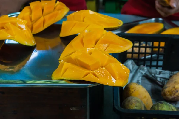 Świeże plasterki mango przygotować do sprzedaży na rynku — Zdjęcie stockowe
