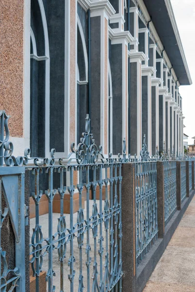 Siyah demir çit bir yana Kilisesi-dövme kapısı kilise dekorasyon — Stok fotoğraf