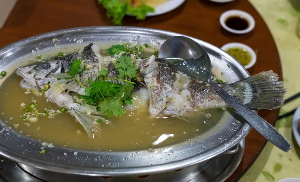 Aspro e piccante pesce branzino al vapore — Foto Stock