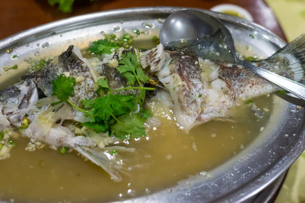 Pescado de lubina al vapor agrio y picante —  Fotos de Stock