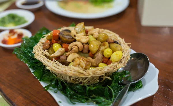 Stir cashews, five fruits, vegetables put in fried taro bowl — Stock Photo, Image