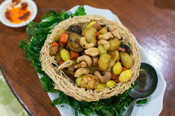 Stir cashews, five fruits, vegetables put in fried taro bowl — Stock Photo, Image