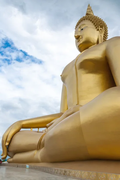 Большая золотая статуя Будды в Ангтонге, Таиланд — стоковое фото