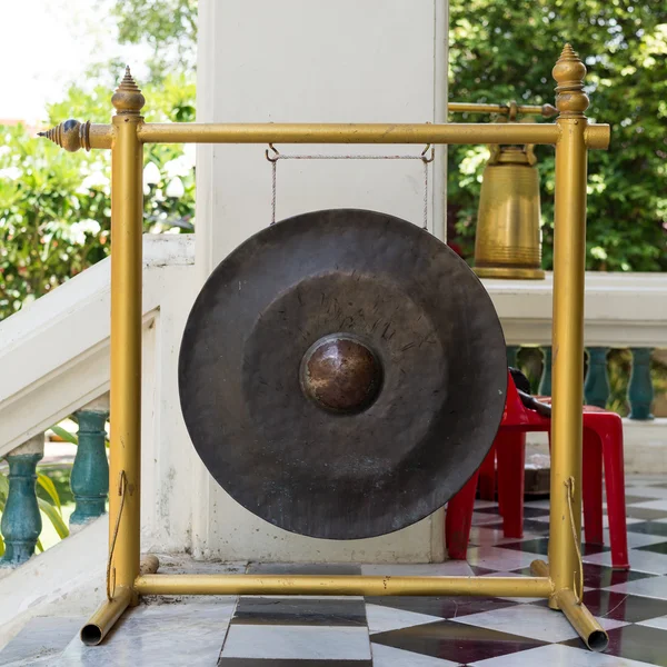 Le grand, grand gong de couleur noire pour frapper — Photo