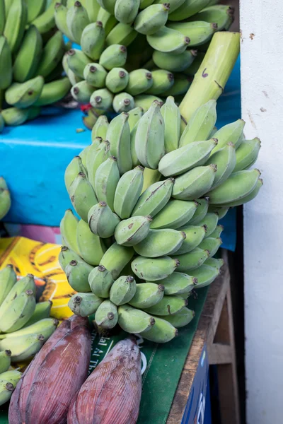 Wiązka zielony banan przygotować do sprzedaży na rynku — Zdjęcie stockowe