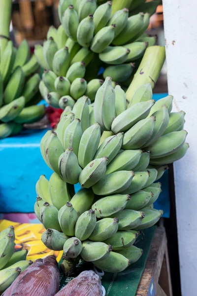 Wiązka zielony banan przygotować do sprzedaży na rynku — Zdjęcie stockowe