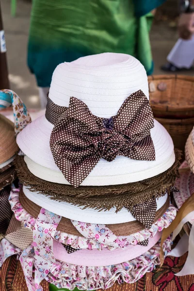 Chapeaux tissés de paille avec ruban — Photo