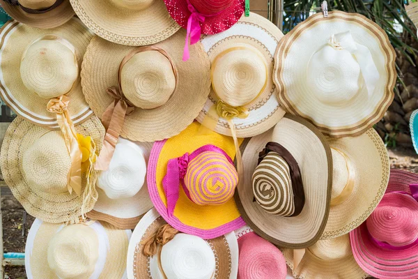 Sombreros de tejido de paja con cinta — Foto de Stock