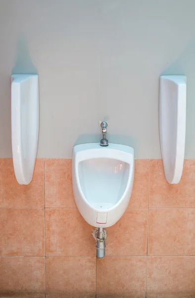 Urinal im öffentlichen Toilettenraum - Herrentoilette Stockbild