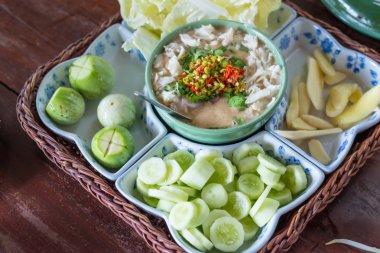 Yengeç ile Hindistan cevizi sütü dip sos ile taze sebze güveç