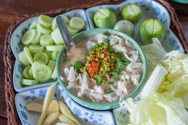 Yengeç ile Hindistan cevizi sütü dip sos ile taze sebze güveç