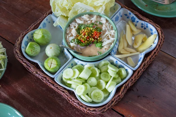 Eintopf Krabben mit Kokosmilch-Dip-Sauce mit frischem Gemüse — Stockfoto