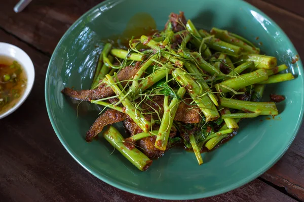 Gloria mañana verde frita con carne de pescado, comida tailandesa —  Fotos de Stock