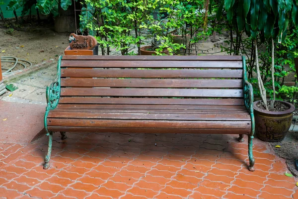 Park wooden bench in garden — Stock Photo, Image