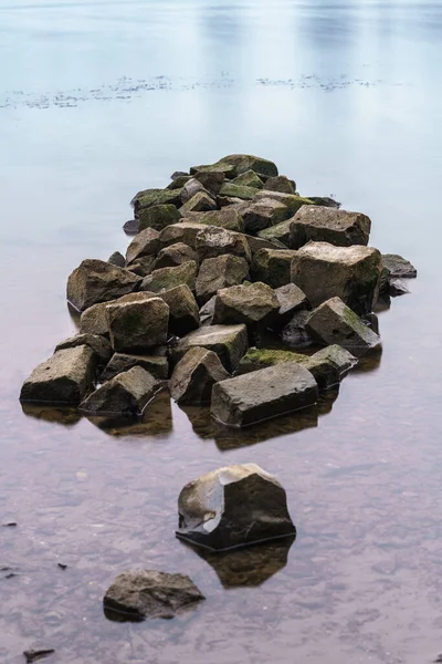 Куча Тяжелых Базальтовых Блоков Воде Голландской Реки — стоковое фото
