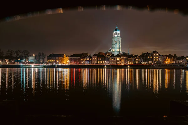 Вид Середньовічне Голландське Місто Великою Церквою Поруч Річкою Іджсель — стокове фото
