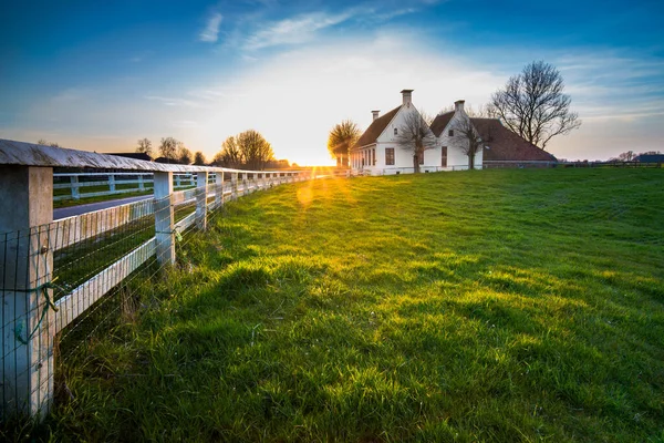 Holländische Landschaft Mit Historischen Häusern Abend Entlang Einer Kurvenreichen Straße lizenzfreie Stockbilder