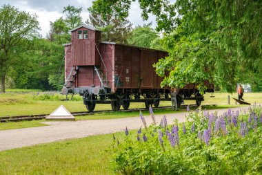 Westerbork kampındaki çiftlik hayvanları için tren vagonu. Şimdi ise Drenthe 'de bir Alman soykırımı anıtı.