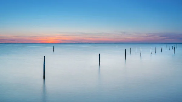 Lkbaharda Atmosferik Günbatımında Sonsuz Ufuk Çizgisine Sahip Ijsselmeer Deki Bir — Stok fotoğraf