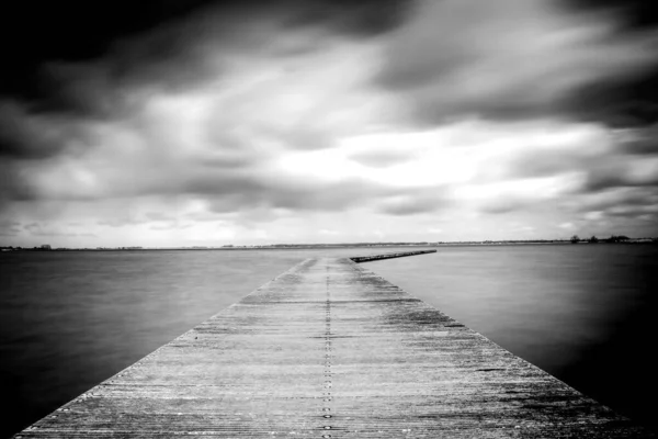 Impressionanti Cieli Nuvolosi Una Tranquilla Scena Lacustre Deserta Nei Paesi — Foto Stock