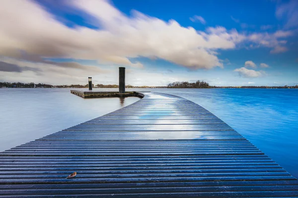 Deck Natação Recreativa Madeira Lado Lago Durante Espetacular Passando Nuvens — Fotografia de Stock