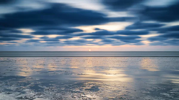 Arkasında Bulutlar Olan Deniz Batımı Kumsal Deniz Suyu Uzun Pozlu — Stok fotoğraf