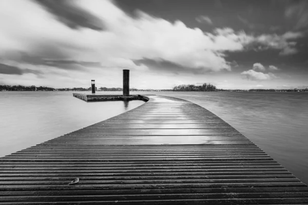 Deck Natação Recreativa Madeira Lado Lago Durante Espetacular Passando Nuvens — Fotografia de Stock