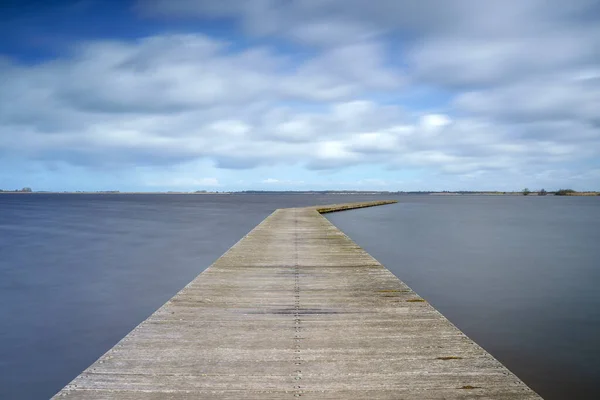 Impressionanti Cieli Nuvolosi Una Tranquilla Scena Lacustre Deserta Nei Paesi — Foto Stock