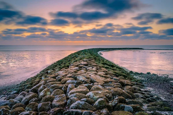 Kamenné Molo Mořích Waddenu Pro Vysychání Bahnitých Ploch Během Odlivu — Stock fotografie