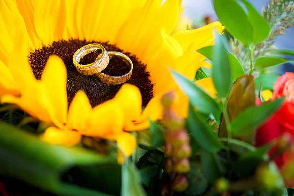 Sarı Gelin Buketinde Alyanslar Aşk Ilanı Bahar Düğün Kartı Sevgililer — Stok fotoğraf