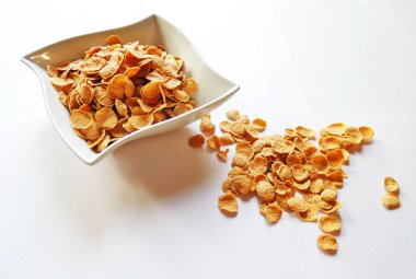 Mısır gevreği üzerine beyaz izole kase