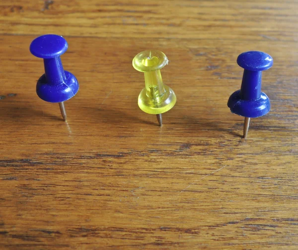 De pennen van verschillende kleuren op hout achtergrond — Stockfoto