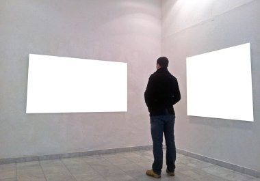 boş kareleri görünümlü Galeri odadaki adam