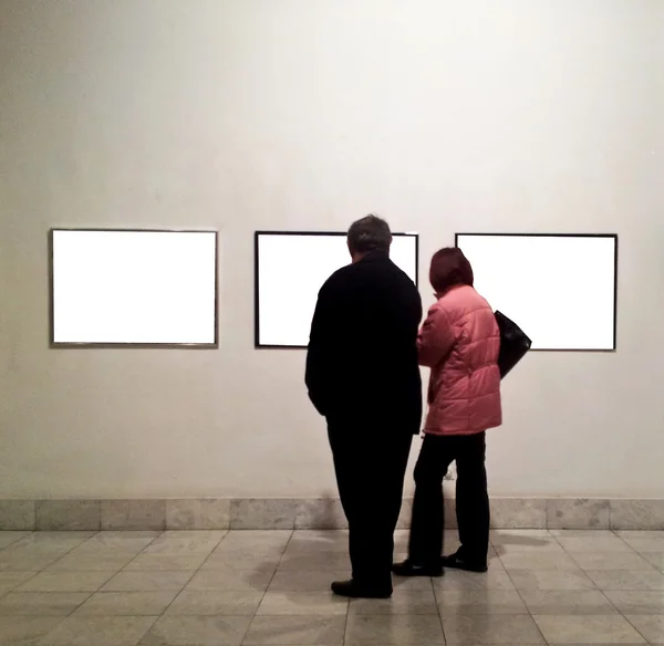 Hombre y mujer en la sala de la galería —  Fotos de Stock