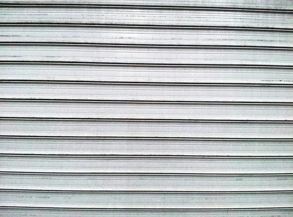 Porta de garagem de aço cinza com linhas horizontais — Fotografia de Stock