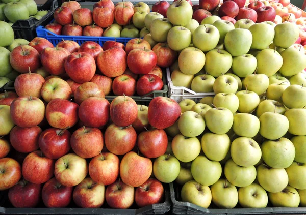 Fresh fruits at a market — Stock Photo, Image