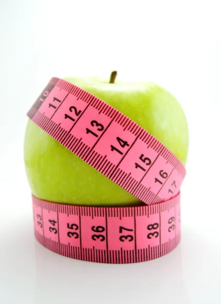 Manzana verde con cinta métrica rosa —  Fotos de Stock